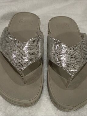 Metallic Silver fitflop Women's Thong Sandals - Comfortable Everyday Flip Flops